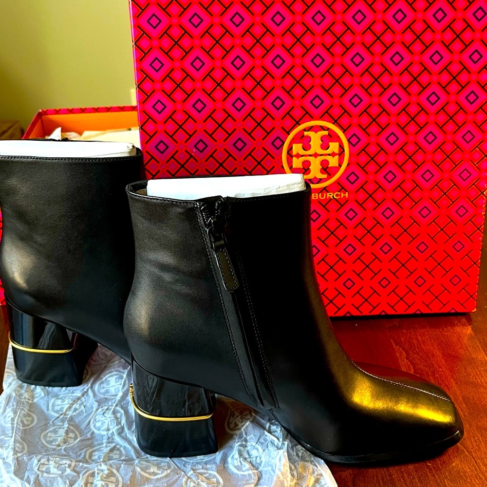 GORGEOUS NIB Tory Burch black leather ankle boot size 8